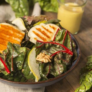 Mangoldsalat mit Birnen, Halloumi & Walnüssen