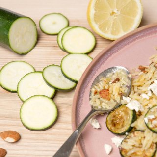 Zucchini-Zitronen-Orzo mit Mandeln & Schafskäse