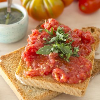 Geröstetes Sauerteigbrot mit Tomate und Kräuteröl