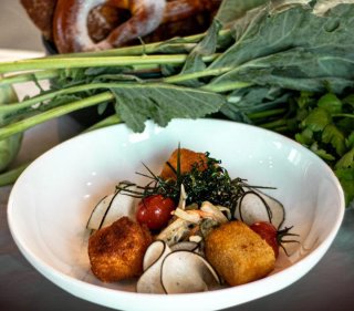 ​Feta Nuggets auf gerahmtem Kohlrabi-Lauch-Gemüse 