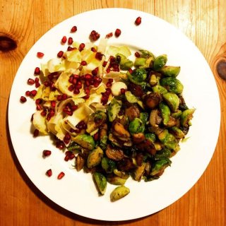 Rosenkohl-Maroni-Pfanne mit Chicorée-Granatapfel-S