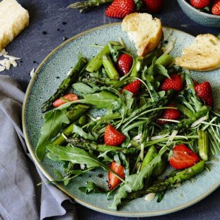 Spargel-Erdbeer-Salat mit Rucola