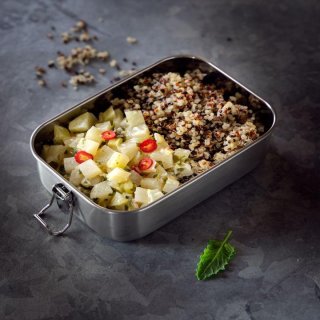 Buntes Quinoa mit weißem Gemüseragout