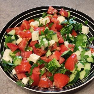 Salat mit Snackgurken, Tomaten und Petersilie