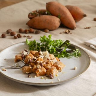 Süßkartoffel-Gnocchi mit Haselnusbutter und Salat