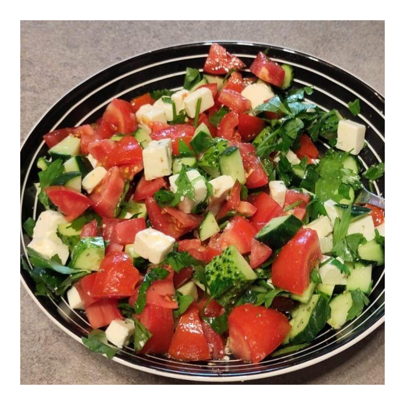 Salat mit Snackgurken, Tomaten und Petersilie