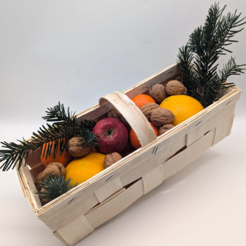 Adventskiste im Holzkörbchen mit Tannenzweigen geschmückt