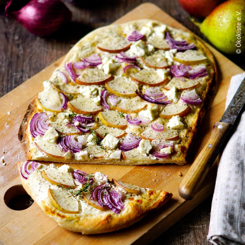 Flammkuchen mit Birnen, Zwiebeln & Ziegenkäse