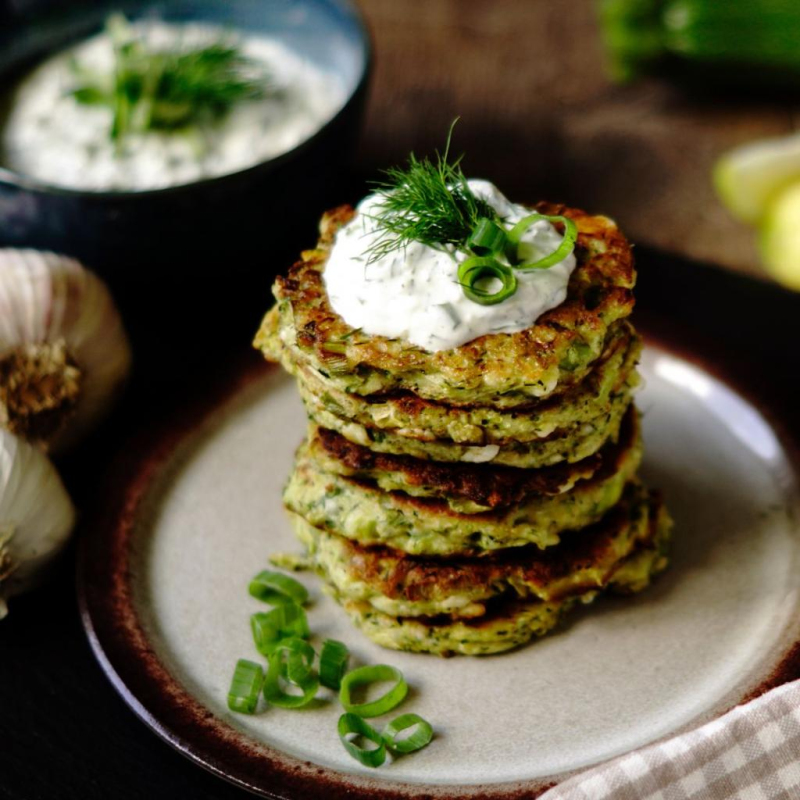 Zucchini-Puffer mit Tsatsiki