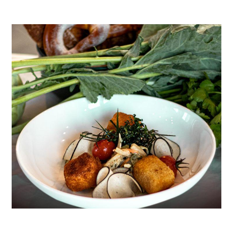 ​Feta Nuggets auf gerahmtem Kohlrabi-Lauch-Gemüse