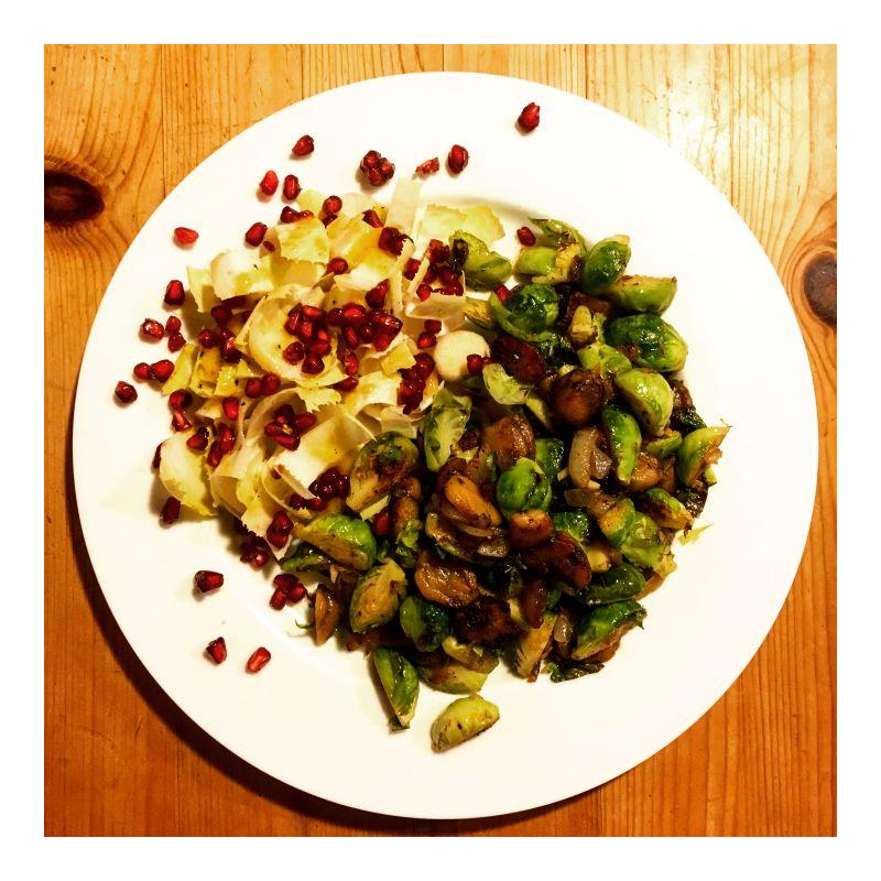 Rosenkohl-Maroni-Pfanne mit Chicorée-Granatapfel-S