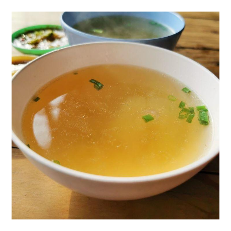 Klare Brühe aus frischem Suppengrün