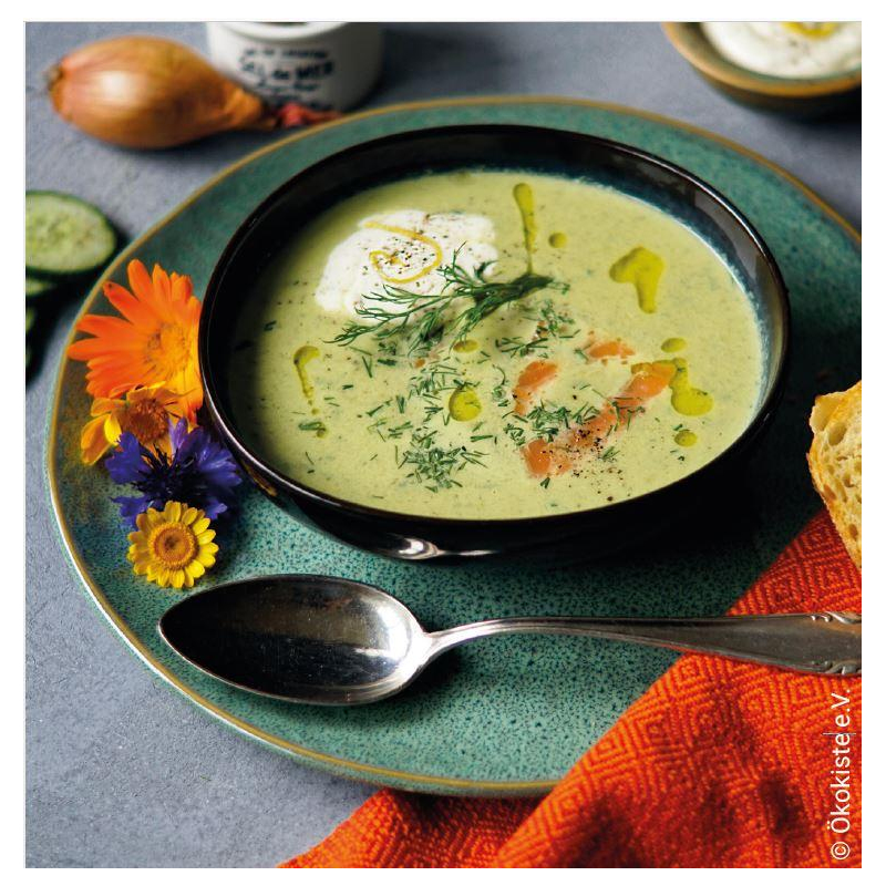 Sommerliche Gurkensuppe m. Räucherlachs+Zitrone