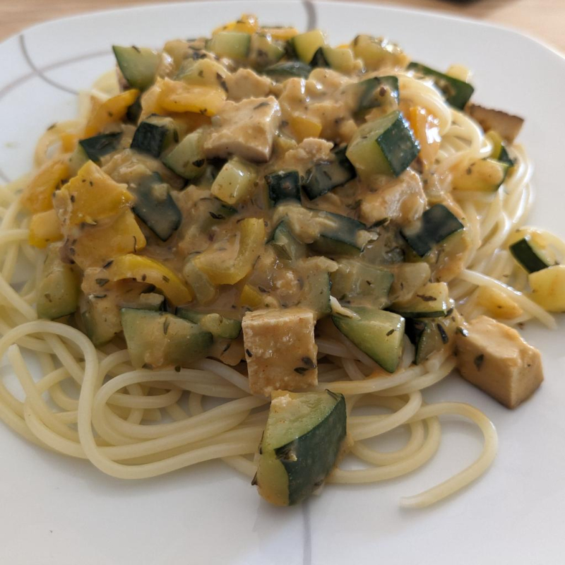 Spaghetti mit Paprika-Zucchini-Tofu-Sauce - vegan