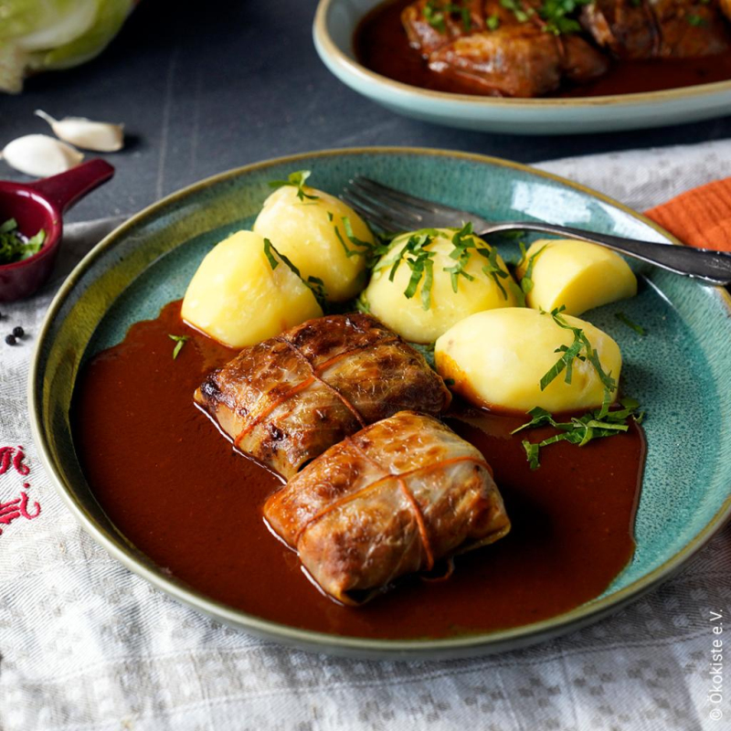 Kohlrouladen mit Bratensoße & Kartoffeln -vegan