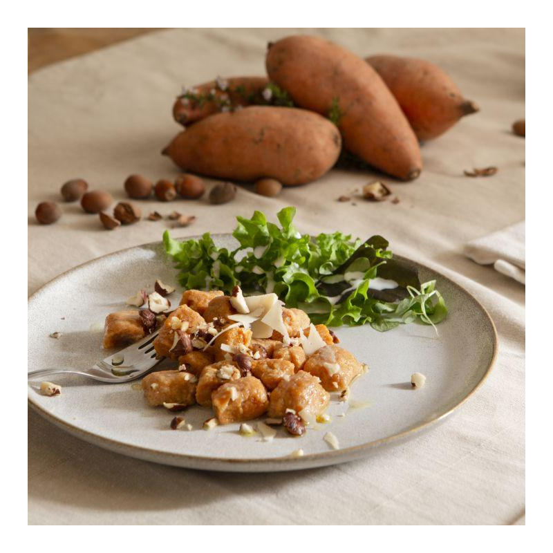 Süßkartoffel-Gnocchi mit Haselnusbutter und Salat